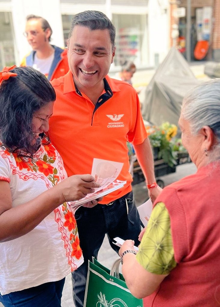 guilloperedo's tweet photo. Sábado lleno de #Alegría en compañía de mi familia y la candidata al Senado Martha Hernández Hernández. Recorrimos las calles del centro de #Pachuca y
nos llena de energía saber que la gente sabe que...👊🍊 #LoNuevoVaEnserio  #SiNoEsAhoraCuándo https://t.co/GVWUrl3ZAB