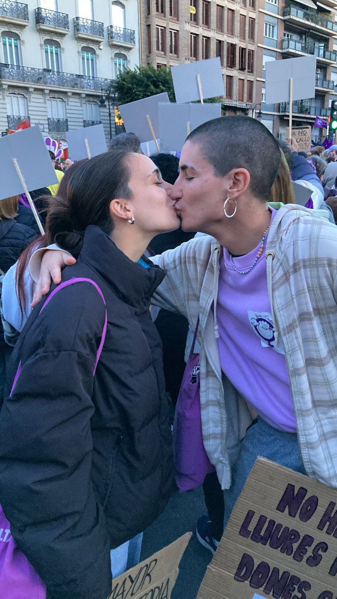 socalesanchis's tweet photo. dia xulíssim ahir 👉🏼👈🏼💜 https://t.co/X3fY5WH8db