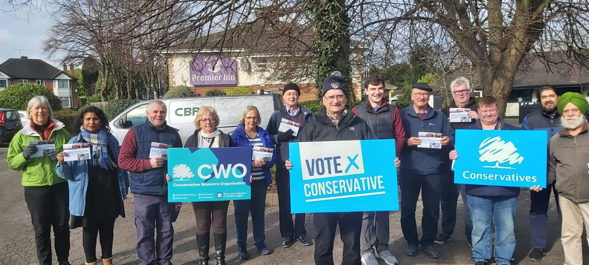 Excellent turnout this morning for Cllr @johnablundell and #Wainbody ward councillors @MattieHeaven & Tim Sawdon, delivering a great newsletter to the residents with many Wainbody Matters e.g. the great success on parking charges at War Memorial Park. @CWOwestmidlands @CCACllrs