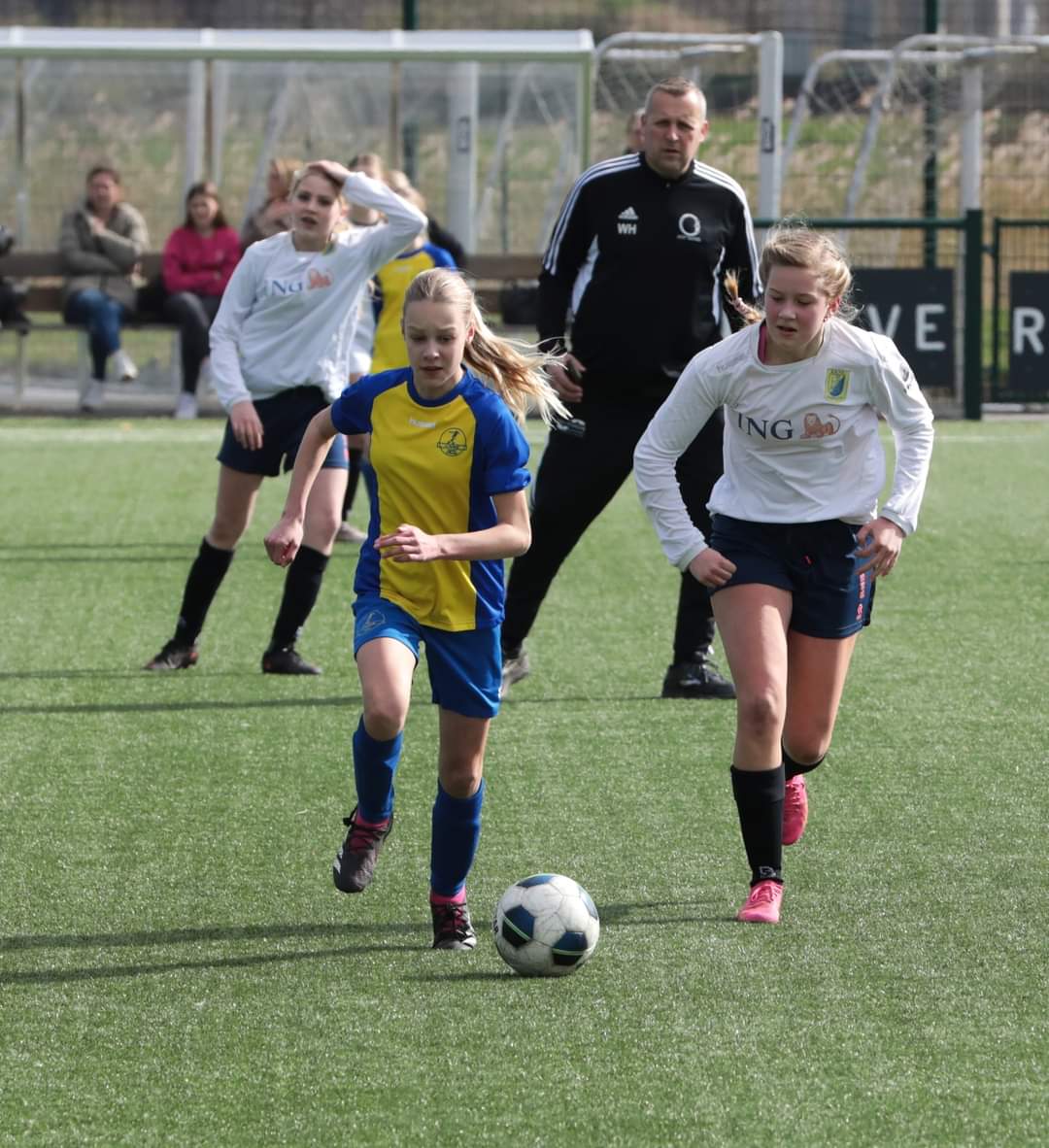 <a href="/Emplinameiden/">Emplina meiden</a> MO15-2 Speelde tegen <a href="/vvkerkwijk/">v.v. Kerkwijk</a> .
Uitslag 9-0