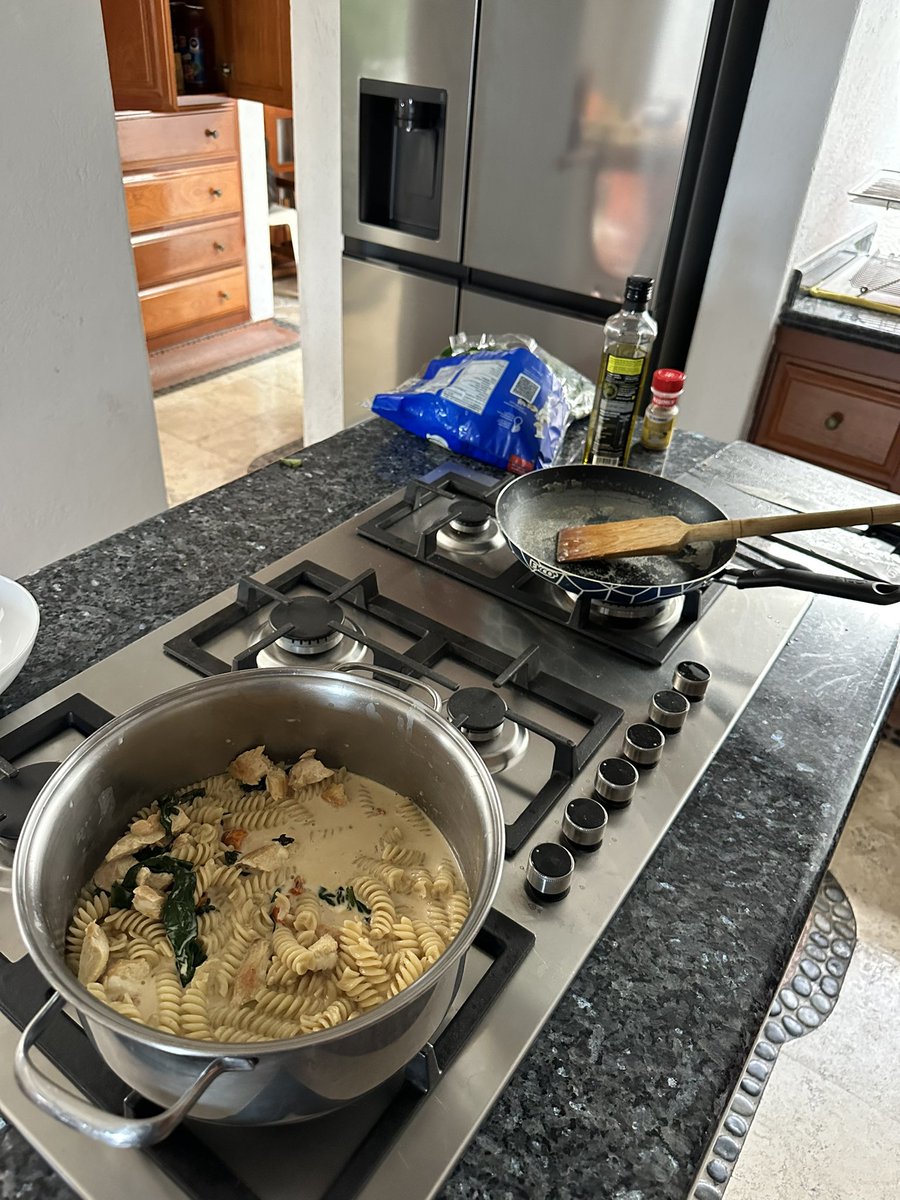 _ricsotelo's tweet photo. Haciéndola de cocinero según https://t.co/P78dIe6MVe