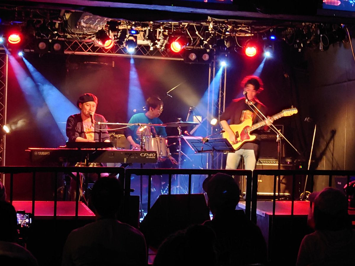 silenshort2's tweet image. 半年ぶりにOneOnceOverに会った😊
ワンダフルソースというワンワンとSoulSouceさんの2マンのイベント🎵
やっぱSoulSouceさんスゴイわ‼️
もうパワフル😊
ワンワンもshunshun加入後初ライブ😆
その後の打ち上げも含め楽しい1日でした👍
#OneOnceOver #SoulSouce #名古屋栄TightRope