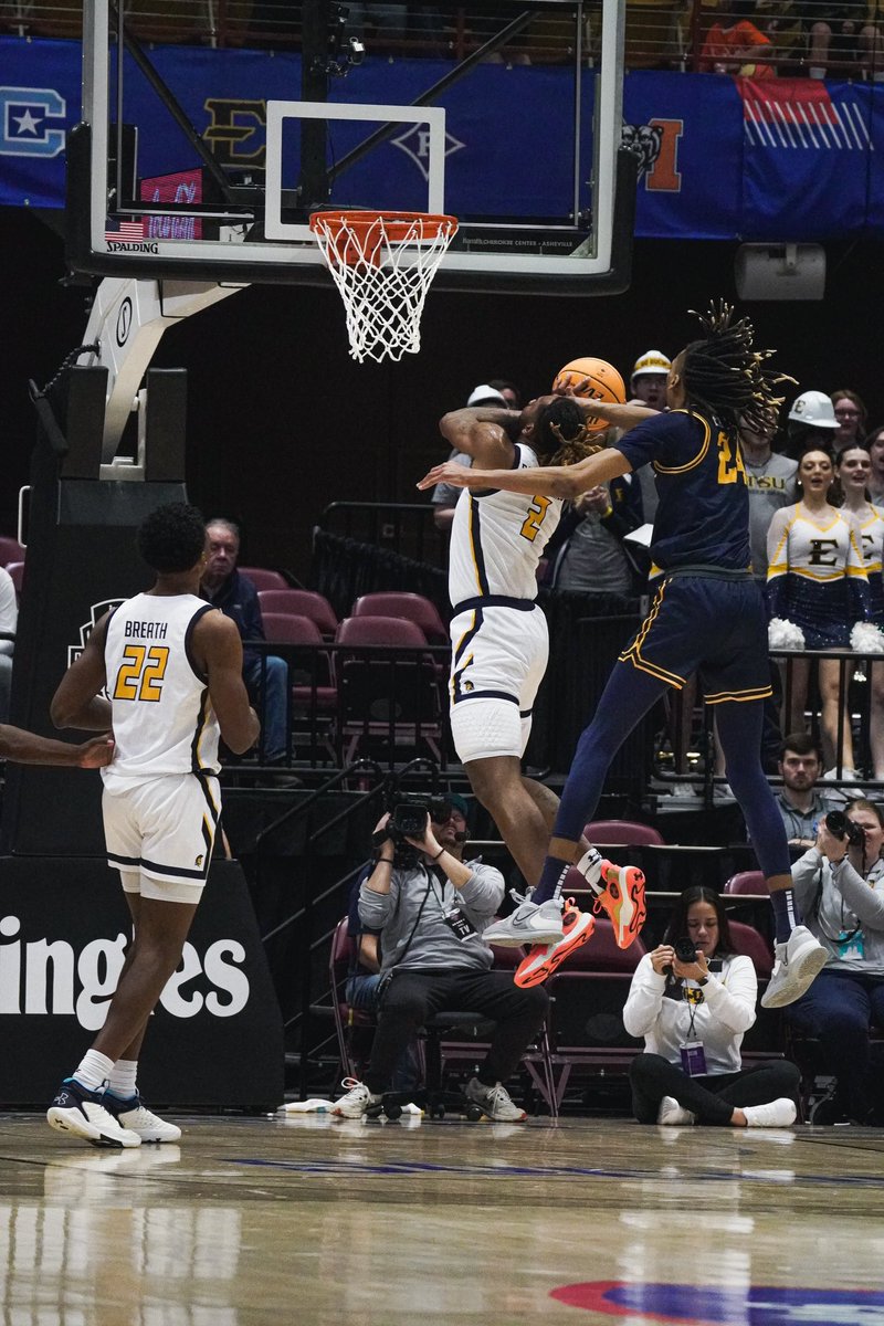SoConSports's tweet photo. 𝑼𝑷𝑺𝑬𝑻 𝑨𝑳𝑬𝑹𝑻 | No. 7 @ETSU_MBB advances with a massive win over No. 2 UNCG 😤👏 https://t.co/huzsuMnsWf