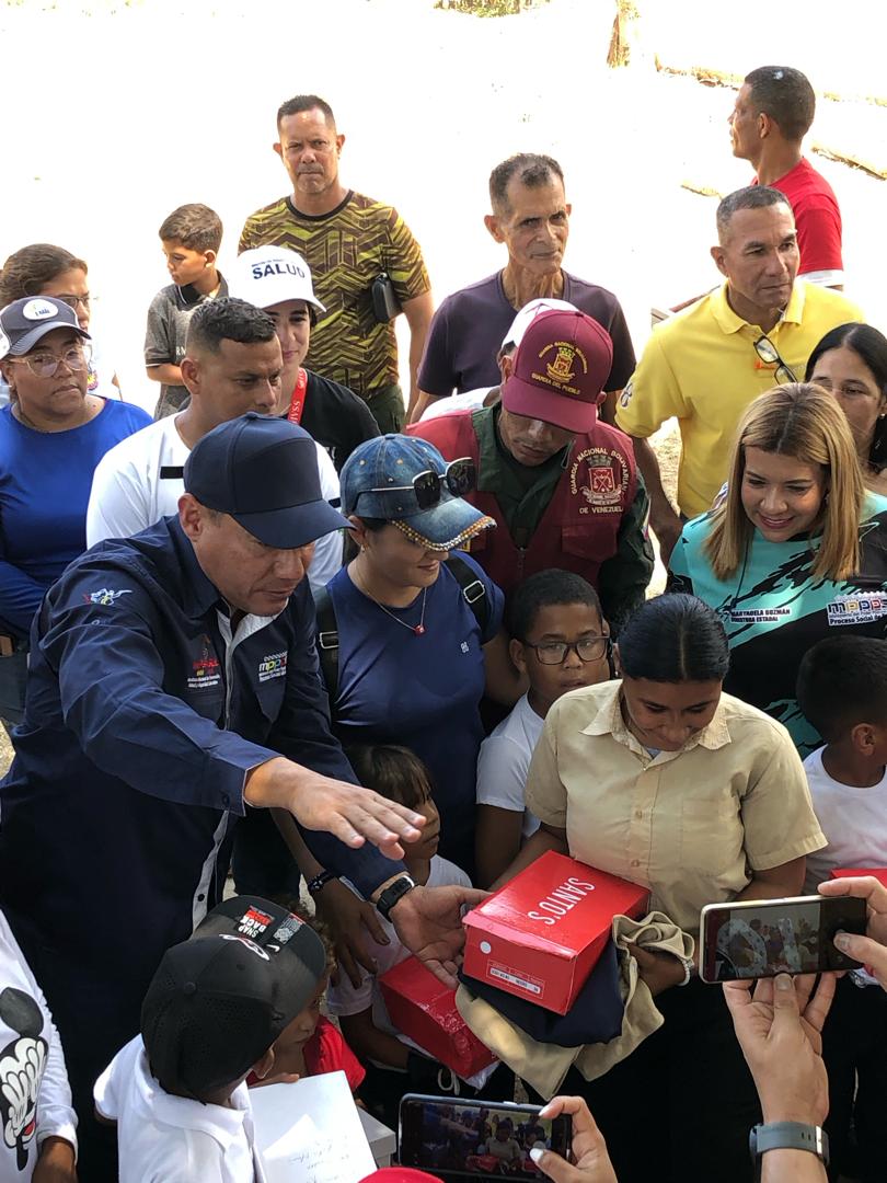 MinTrabajoVE's tweet photo. #09Mar || Presidente del @Inpsasel_vzla se desplegó en la Comunidad Agua Santa II del estado #Sucre para llevar atención social gracias al Plan Amor en Acción. 

#PatriaAmadaVenezuela 
@NicolasMaduro 
@AlexisJCorredor https://t.co/pvWLujhXnz