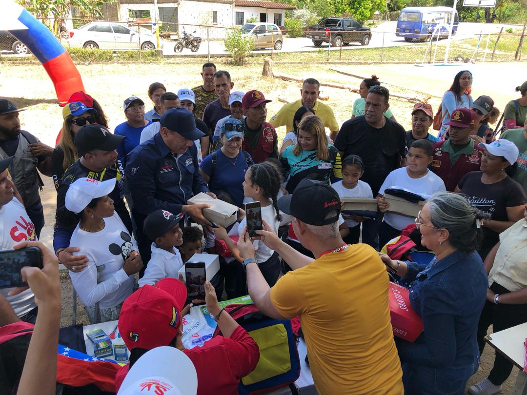 MinTrabajoVE's tweet photo. #09Mar || Presidente del @Inpsasel_vzla se desplegó en la Comunidad Agua Santa II del estado #Sucre para llevar atención social gracias al Plan Amor en Acción. 

#PatriaAmadaVenezuela 
@NicolasMaduro 
@AlexisJCorredor https://t.co/pvWLujhXnz