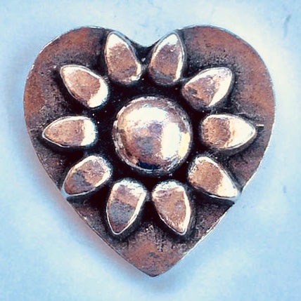 PewterMagic's tweet photo. What’s #Trending? 
“Pocket-Buds!” 
With many to choose from, you’ll find  that special piece representing your mood + style! Simply grab &amp; go- keeping 1 in your pocket or bag. Toss it out at lunch or meeting as a unique conversation piece…
#Handcrafted #Timeless #UniqueGifts https://t.co/C1sKYr0F6C