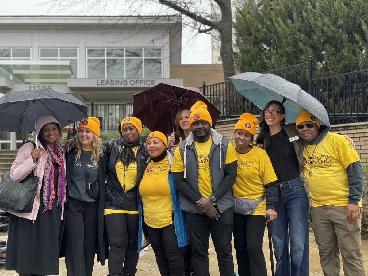 CMKristinMink's tweet photo. 🧵Rain couldn’t stop @EnclaveTenants from taking to the steps of the leasing office to demand safe, healthy conditions!

Proud to join them alongside @RepRaskin &amp; @JheanelleW &amp; offices of @ChrisVanHollen @LCharkoudian @CMJawando @CM_Sayles.

🎥 @nbcwashington, 6pm, 11pm, 6am, 7am https://t.co/JxisMSC4vA