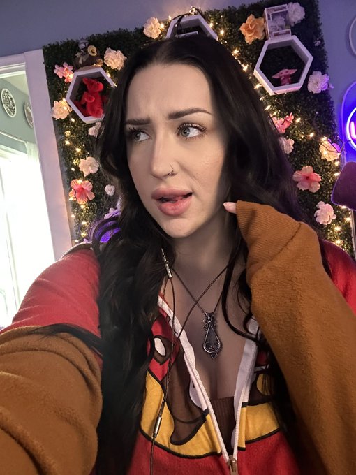 IM LIVE AGAIN??? Kick . Com / lynxie https://t.co/fYmastc5L4
