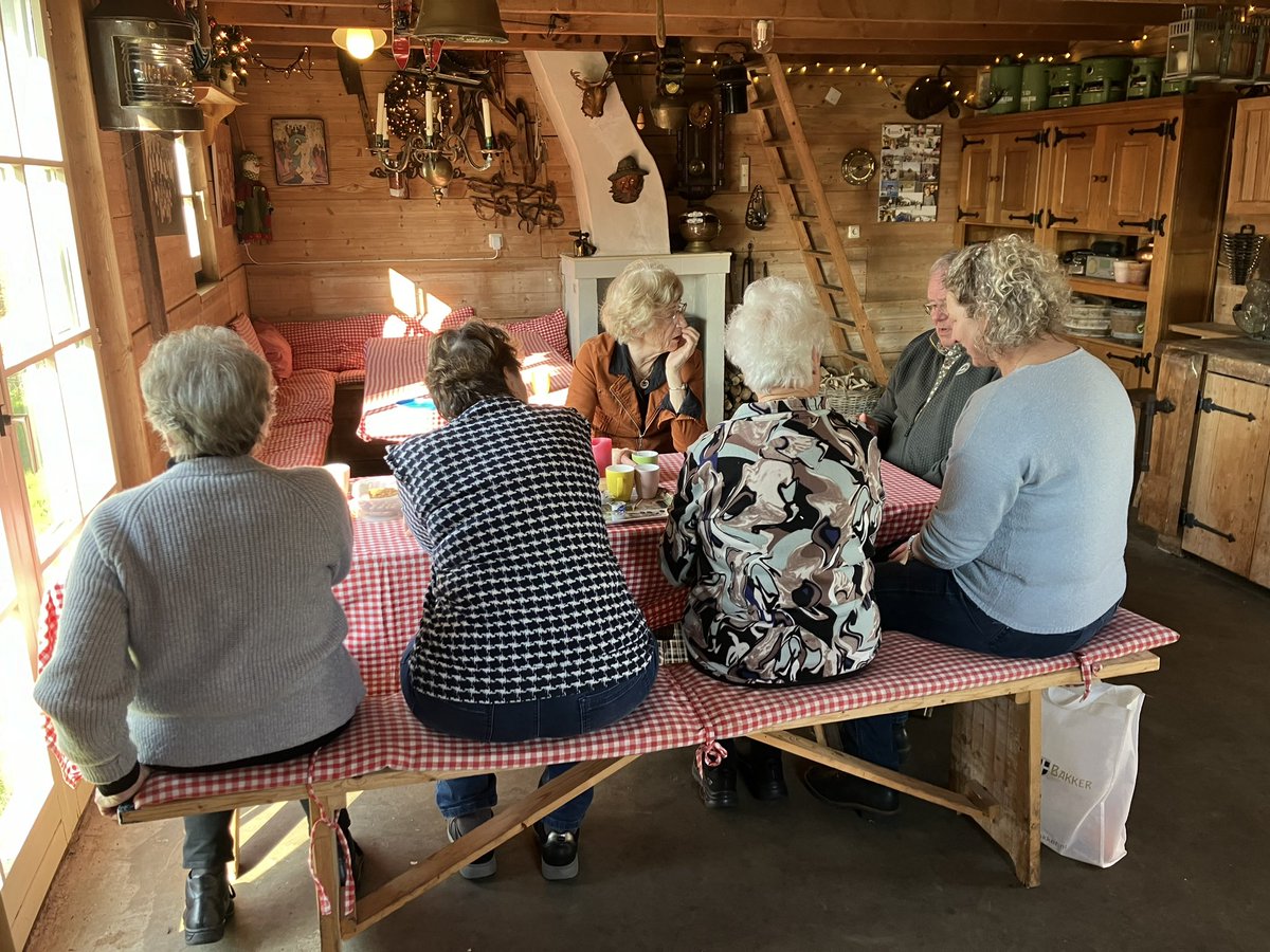 thuishuisreeuw's tweet photo. Jaja, maandag is er weer jeu de boules gespeeld! Het was prachtig weer! In de tussentijd werd er binnen gezellig gepraat en een potje mens-erger-je-niet gedaan. Op maandag 18 maart is het Thuishuis-Café weer open. Wie is er dan van de partij? https://t.co/aVKptAih5j