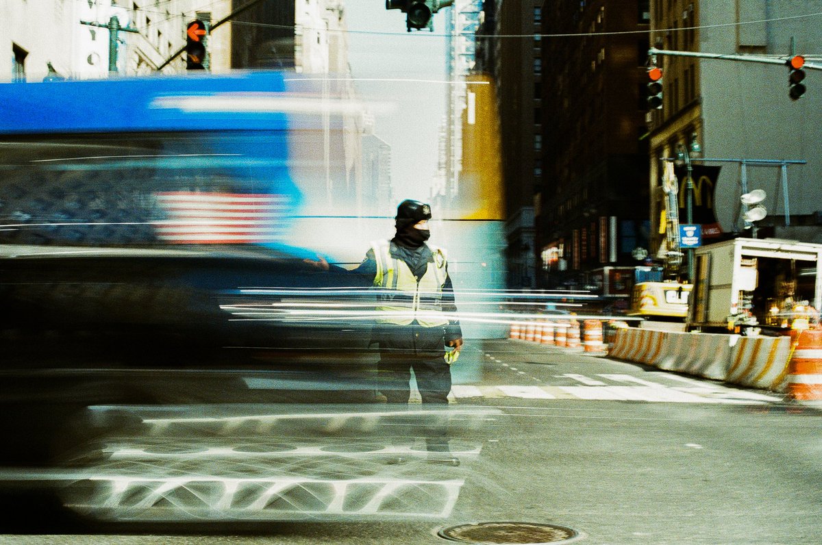 Modoshoot's tweet image. The setting 🤝 The photos

📷 Canon New F1
🔭 50mm 1.4 FD Canon
🎞️ Fujifilm 400
⚫️ Polar Pro ND Filter
📍Manhattan | NYC