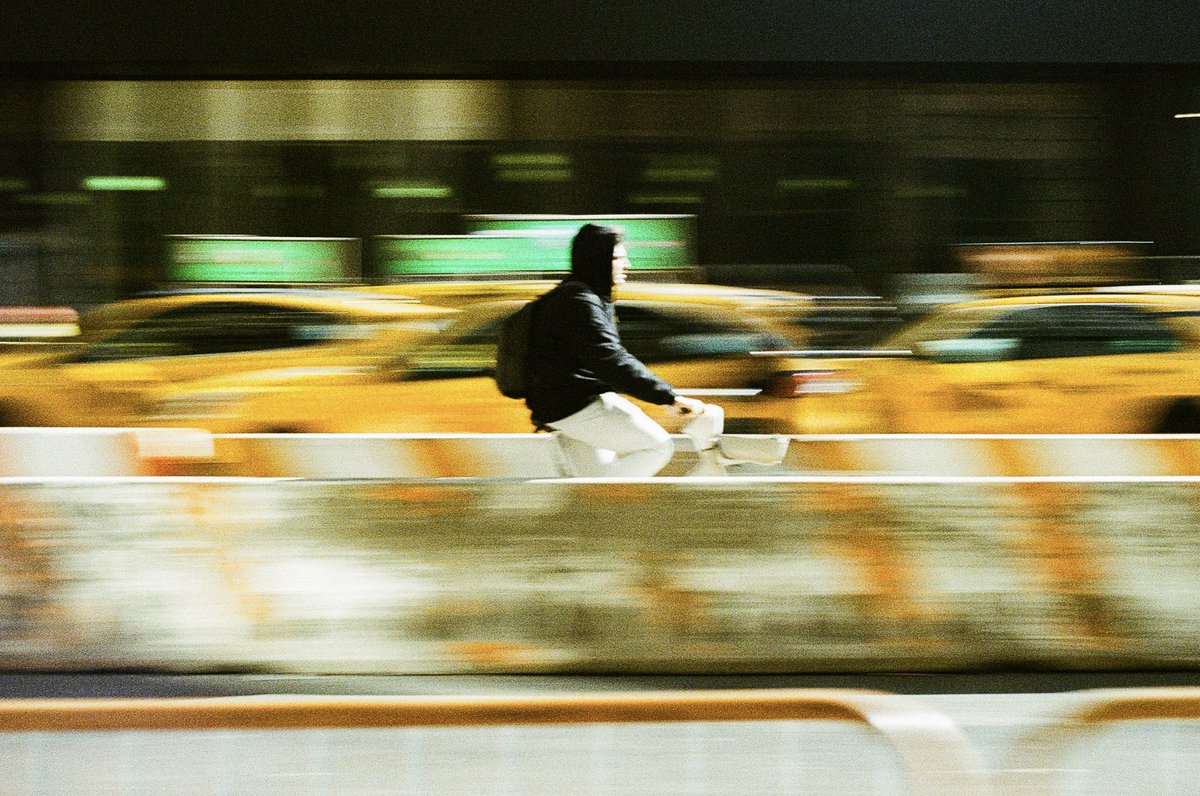 Modoshoot's tweet image. The setting 🤝 The photos

📷 Canon New F1
🔭 50mm 1.4 FD Canon
🎞️ Fujifilm 400
⚫️ Polar Pro ND Filter
📍Manhattan | NYC