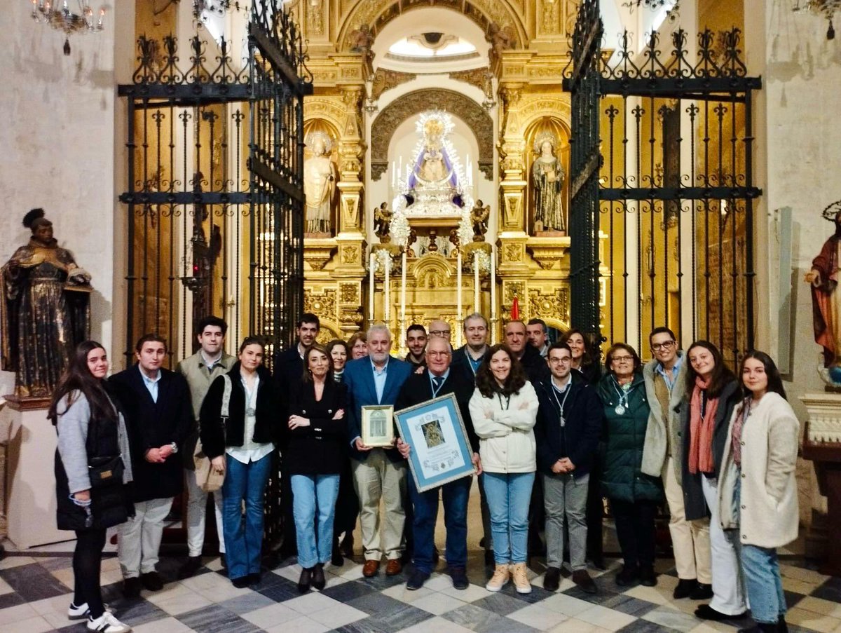 Nuestro hermano José Manuel González Jurado ha recibido hoy el titulo de Prioste de Honor de Nuestra Señora del Valle. El acto se ha llevado a cabo en el transcurso de la Misa de Hermandad celebrada esta tarde en la iglesia de Santa Cruz. Enhorabuena a nuestro hermano Pepin.