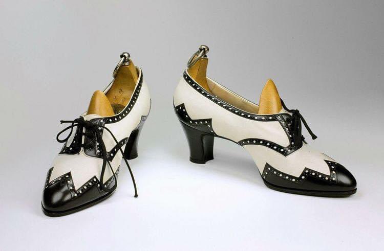 A snappy, stylish take on the Oxford in black and white, with high heels. Made by Hellstern & Sons, French, late 1920s © 2016 Bata Shoe Museum. @batashoemuseum Adding to my virtual shoe collection xx
