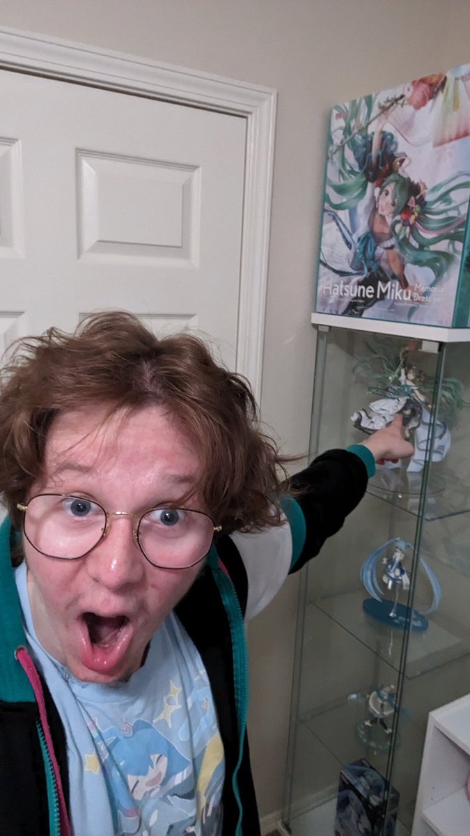 Im_Elgia's tweet photo. Short stream today, thanks to all who tuned in! Here's a before and after of my new haircut + a recreation of last year's photo. Happy Miku Day :) https://t.co/bXXhrOaGKn