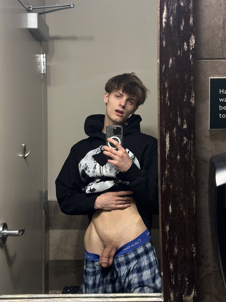 eddypremium's tweet photo. you have 5 mins in the bathroom
please your master https://t.co/RavURWvv8U