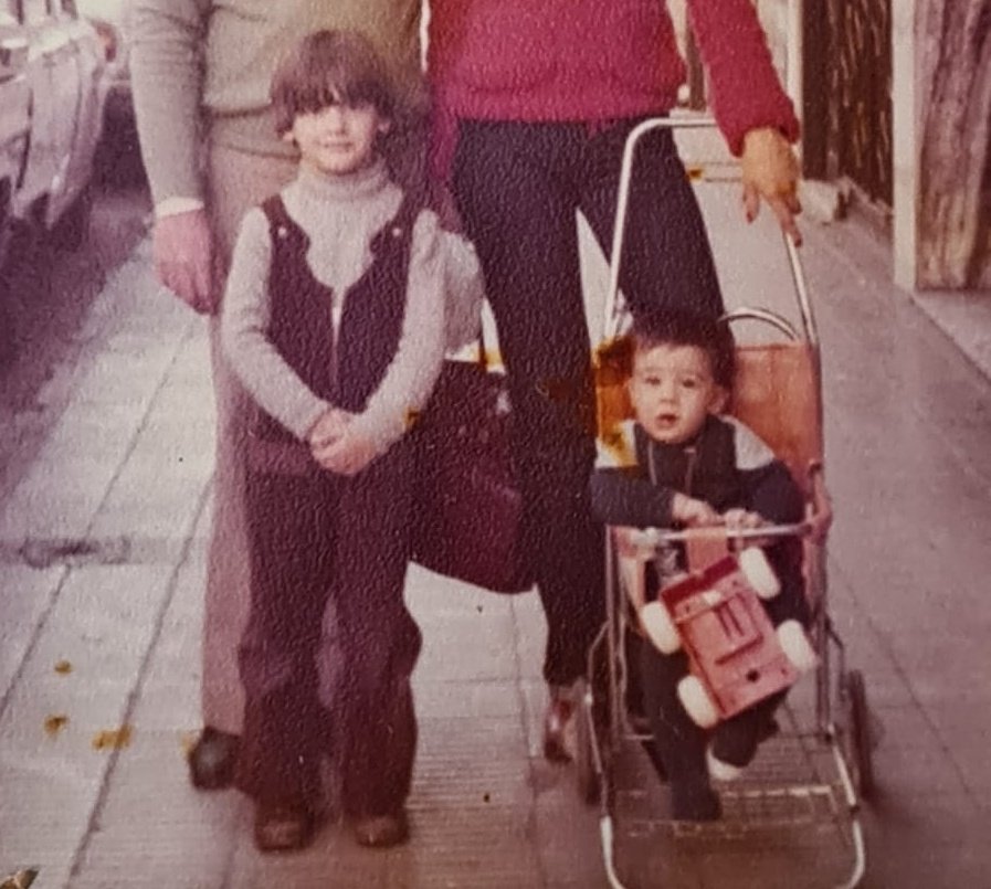 Postales de 1980: todavía no empezó la guerra de Malvinas, hay gobierno de facto, faltan 39 años para que fallezca mi viejo, tengo un corte taza horrible y a mi hermano lo sacan a pasear en un carrito de verdulería.