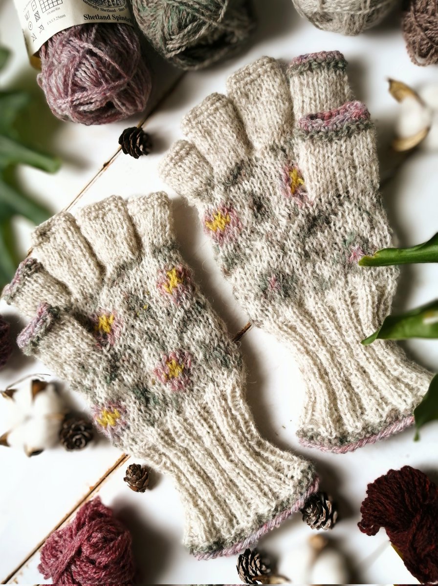 miaki_teami's tweet photo. #handknitting
#Jamiesons
#halffingergloves https://t.co/EUbGcNyTlP