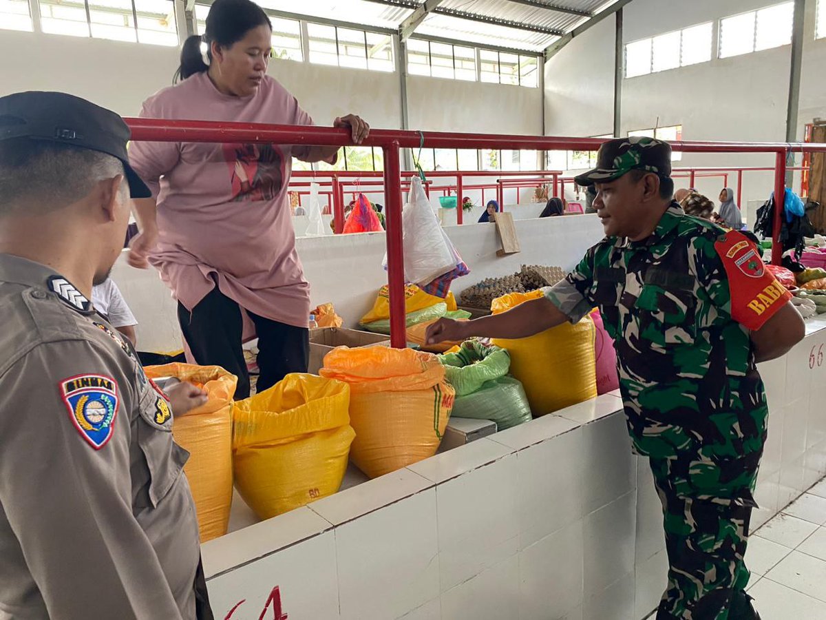 Personel Jajaran Kodim 1423/Soppeng Serda Nasrul anggota Kotamil 05/Marioriwawo melaksanakan pemantauan pasar guna mengantisipasi lonjakan kenaikan sembako menjelang Bulan Ramadhan tahun 2024.