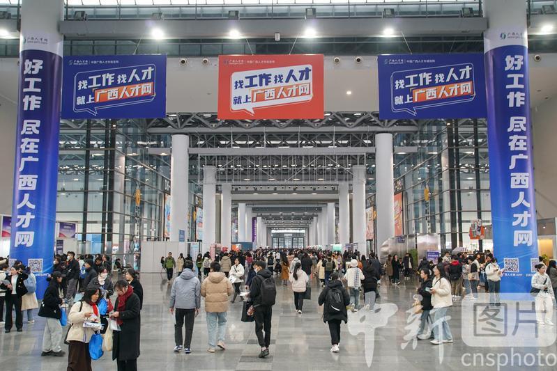photo_cns's tweet image. A spring job fair kicks off at the Nanning International Convention and Exhibition Center, southwest China’s Guangxi Zhuang Autonomous Region, March 3, 2024. (Photo by Chen Guanyan/CNSPHOTO)#springjobfair #Nanning