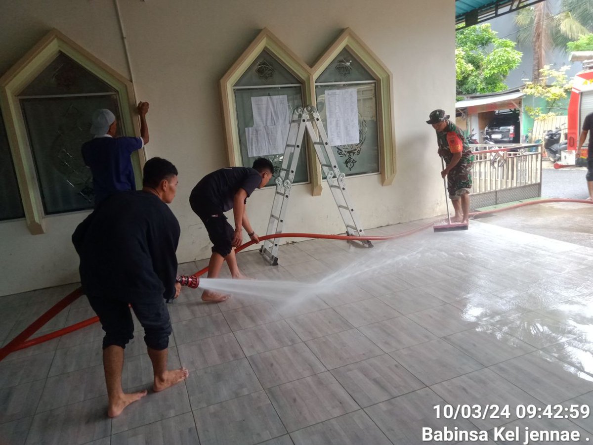 Sertu Asdar Ahmad Babinsa Kel Jennae melaksanakan Kerja Bakti pembersihan mesjid Muhajirin Lajjoa Kec. Liliriaja Kab. Soppeng, Minggu 10-03-24.