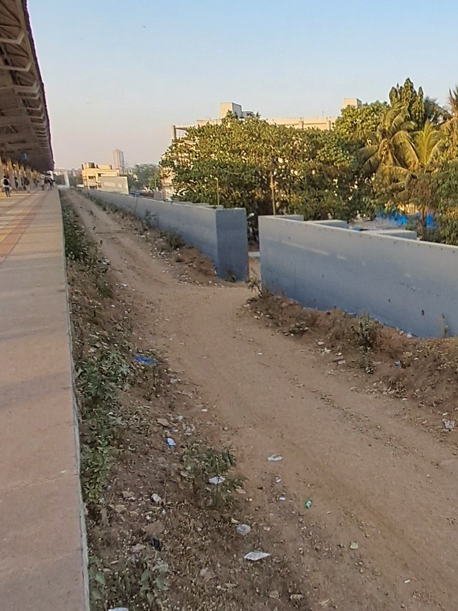 KamatAmish's tweet photo. @Central_Railway kindly provide railing on the unused platform #1 at the newly opened Digha railway station on Thane-Panvel harbour line. It's a potential 10-12 feet fall. https://t.co/pVRbqItYHD
