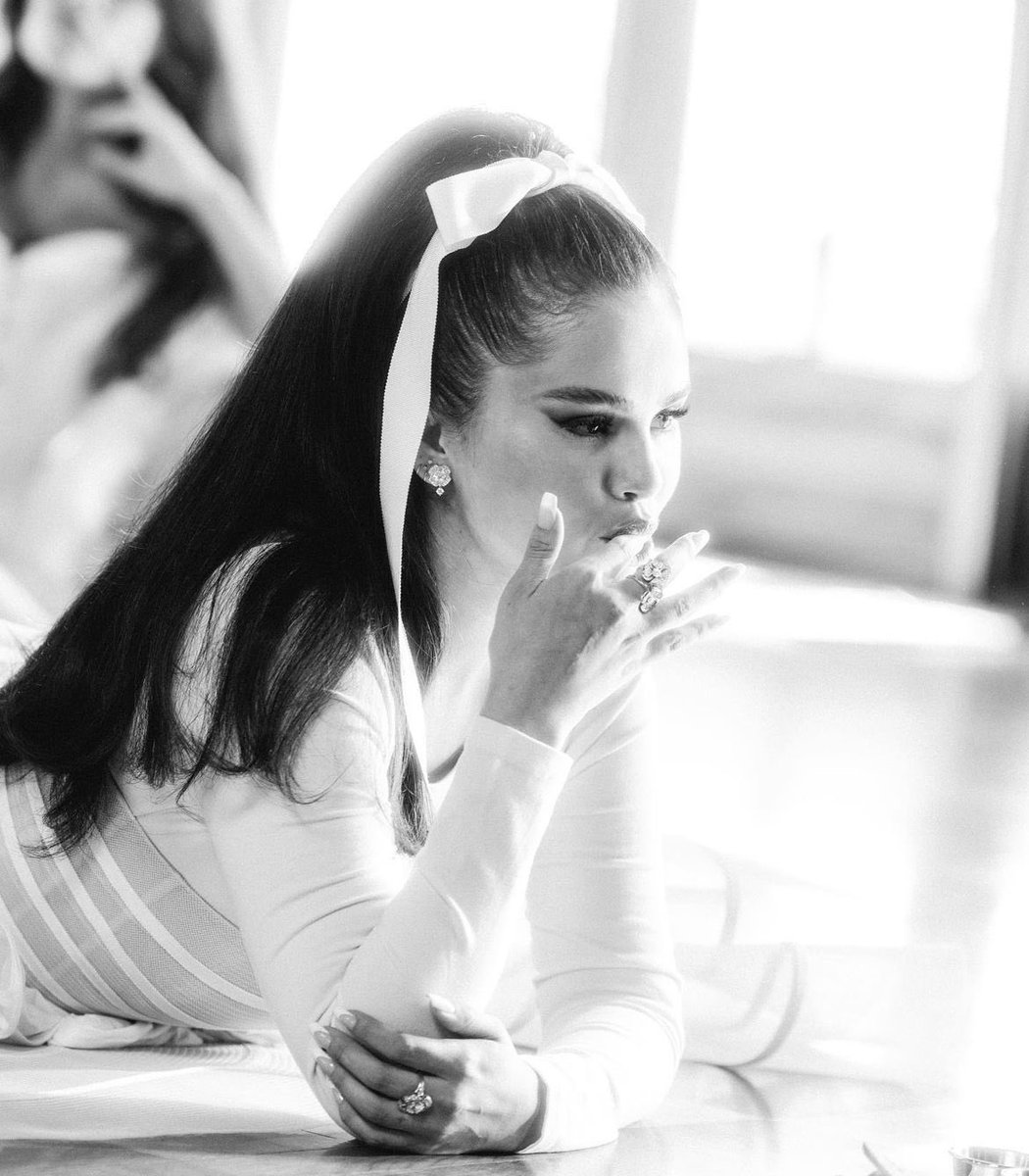 sgnewsxox0's tweet photo. “Love On” by @selenagomez has surpassed 10M views on YouTube https://t.co/335AvFo12K