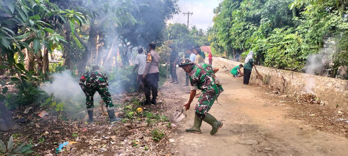 Bertempat di lorong 1 Kampung Taluma Kel. Kaca Kec. Matioriawa Kab. Soppeng personel Koramil 1423-02/Marioriawa melaksanakan karya bakti pembersihan selokan seputaran rumah warga yang terdampak penyakit DBD, Minggu 10-03-24.