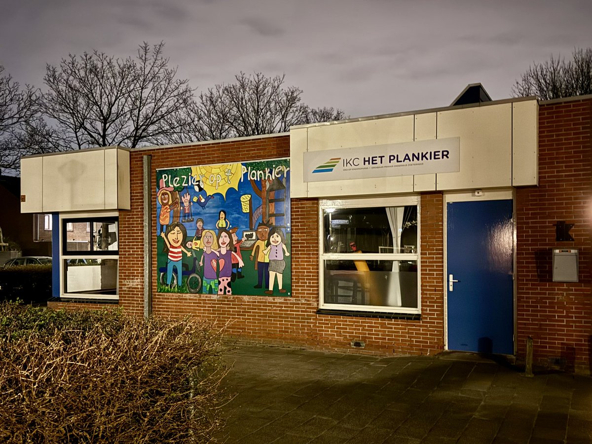 Toezicht De Tjalk, De Elzenhoek en Het Plankier.
Bij De Tjalk liepen kinderen op het dak.
Ouders zijn door ons gebeld en ter plaatse gekomen.
Stevige reprimande.
#politie #zoetermeer #deleyens #wijkagent #bikepatrol