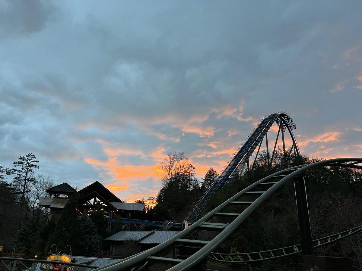 We’re getting a pretty sunset at #Dollywood.