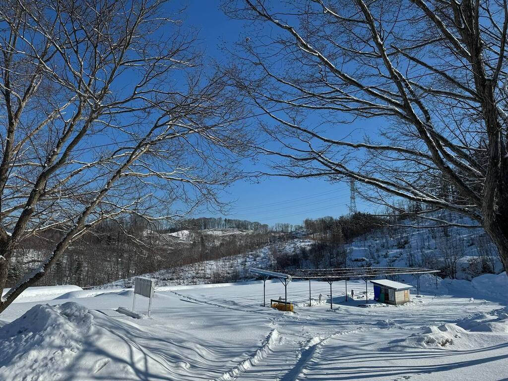 本日は射撃教習がスキートであります トラップは終日フリー 設備保護のため１0時から開場します (シバレてると放出機が壊れるため) 実射教習中はスキートが撃てませんのでご了承ください 皆様のご来場をお待ちしております #クレー射撃 #北海道栗山国際クレー射撃場 instagr.am/p/C4T8pKnhlfr/