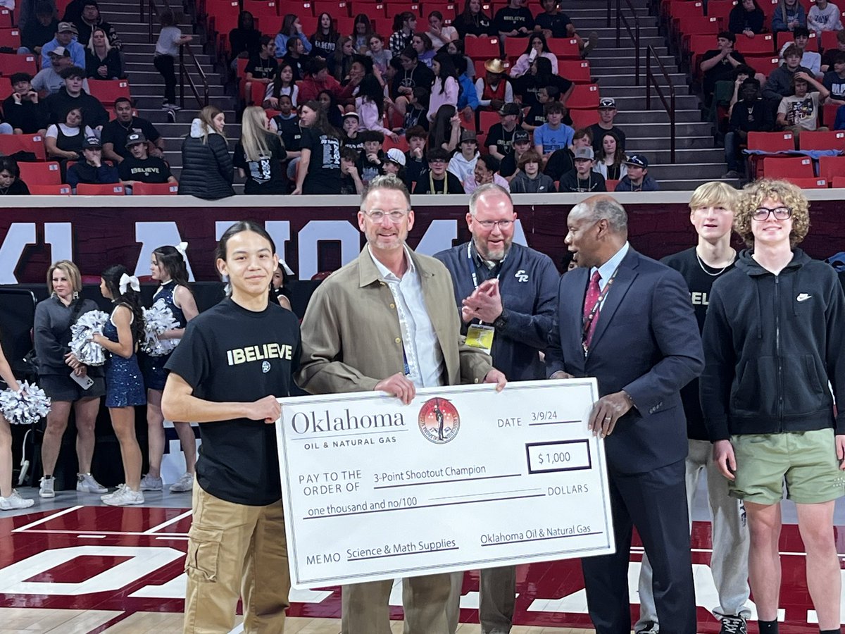 ADHaydonER's tweet photo. Congrats Bradley “Boo” Island wins the half time 3point shootout at state Tournament https://t.co/XfkH52VX4d