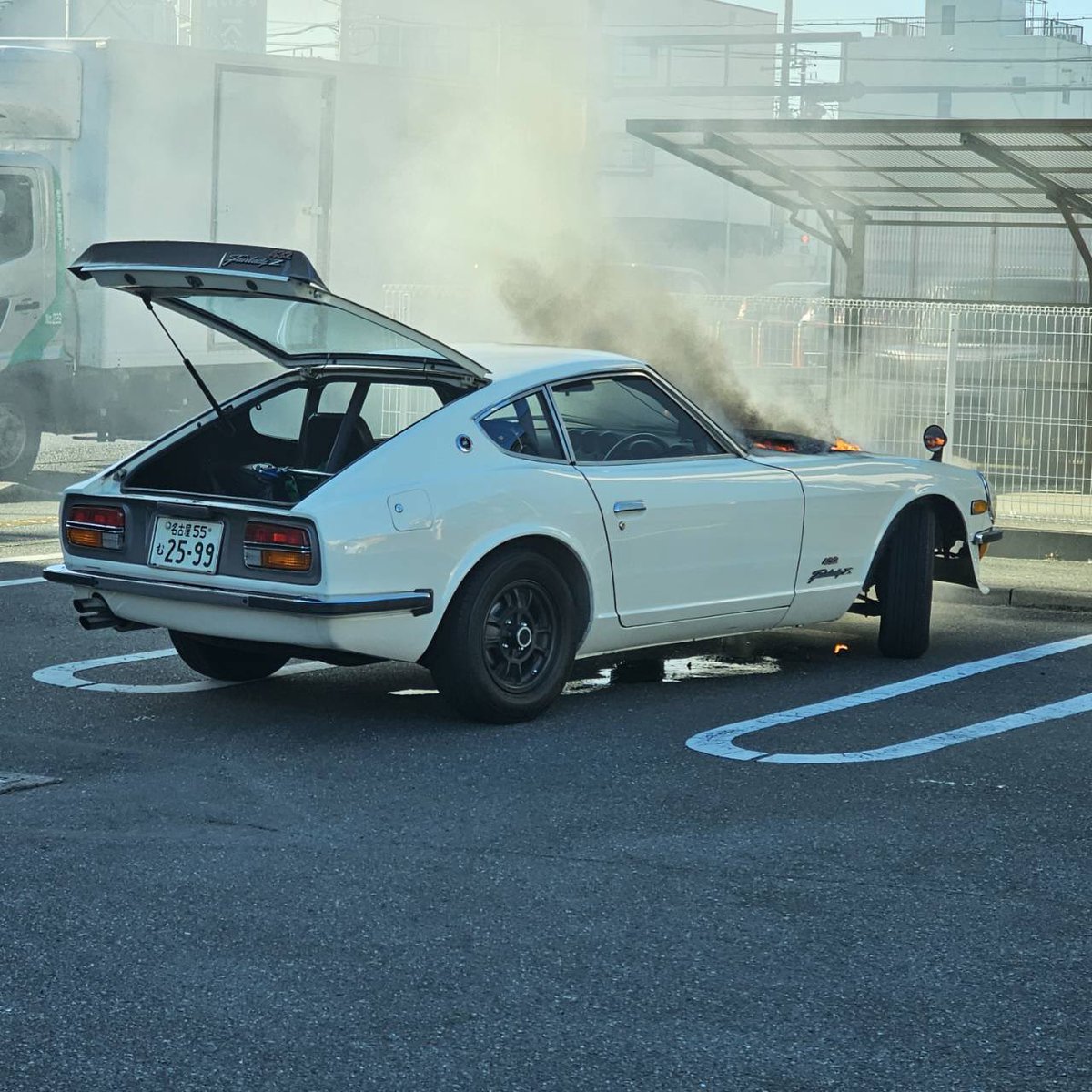 kts386010jp's tweet photo. 成子のセブンので駐車場で古いＺが燃えてた。 https://t.co/2a7wJYY6Dw