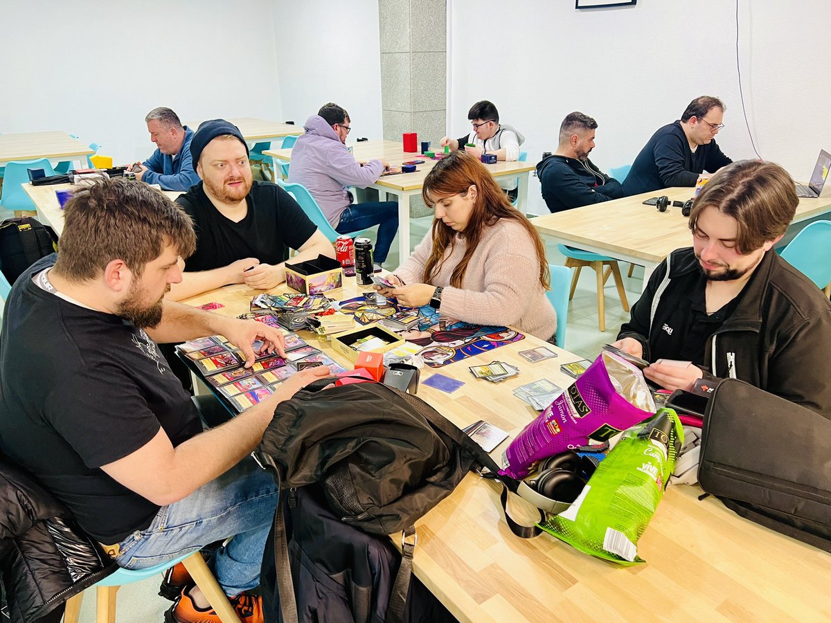 MallorcaMagic's tweet photo. Un sábado lleno de aventuras en nuestras mesas de Magic Mallorca
Hoy algunos jugadores de #mtgpioneer han probado un poco de #mtcommander y han reconocido que es el formato definitivo.
#onepiecetcg #magicmallorca https://t.co/cVgAB5DQdE