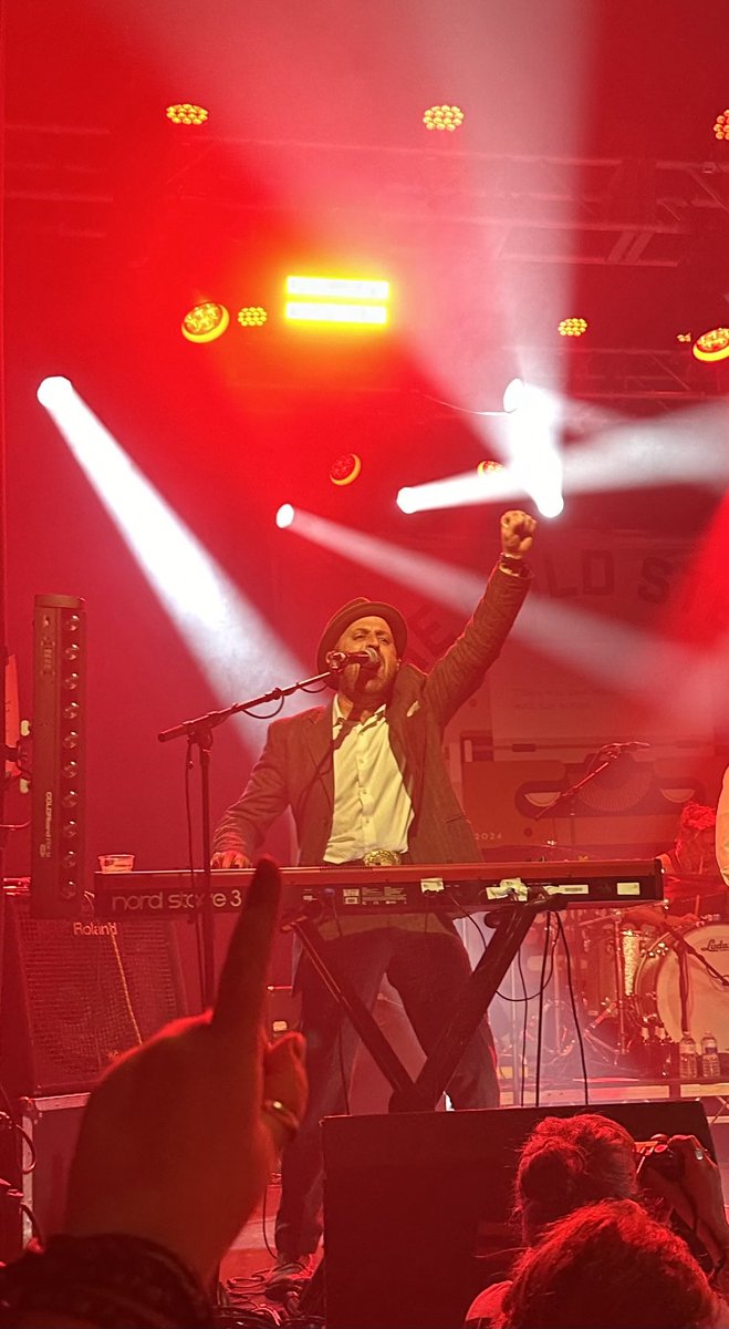 FaronConvey's tweet photo. There is so much joy in ⁦@theholdsteady⁩ ⁦@electricbrixton⁩ #staypositive https://t.co/TNEwzmGsX0