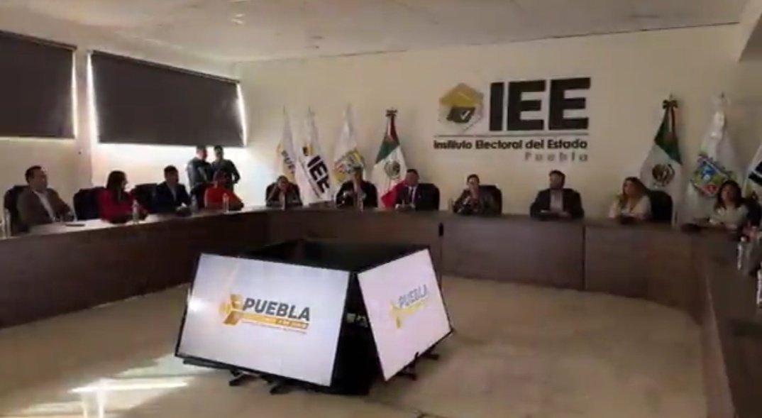 FactorRadioPue's tweet photo. Así se llevó a cabo el registro de @armentapuebla_ como candidato a gobernador por la Coalición Sigamos Haciendo Historia.

Link:
https://t.co/xpeJOK4Rue https://t.co/9nDmV7qvCl