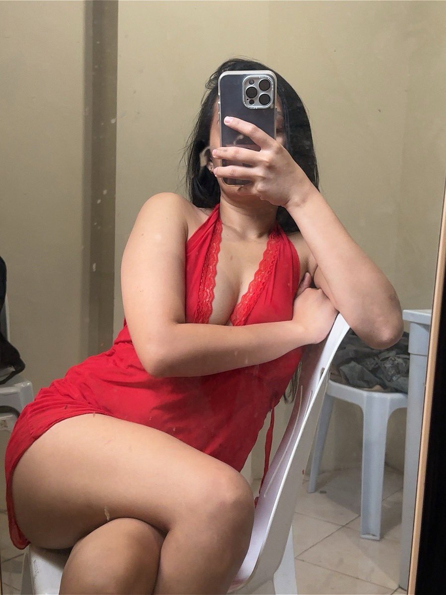 hoytinang's tweet photo. Lady in red https://t.co/3fFzQUY0ft