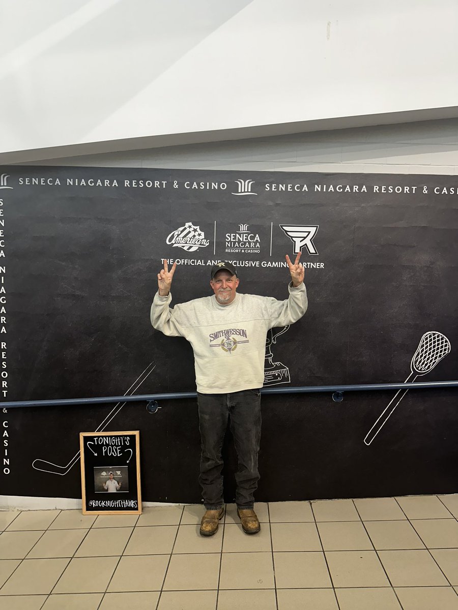 markko__polo's tweet photo. #senecaselfiewall 🍻🎉 https://t.co/myiO9bj03Q