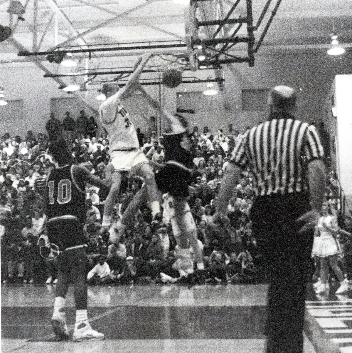 Congrats to Brad Barron for going into the @IHSAA Basketball Hall of Fame. Brad was one of the best players I've ever coached. A 3x unanimous DII all-conference player at Morningside. Runner -Up Iowa Mr. Basketball his senior year playing at Cedar Falls for Jerry Slykhuis. 🏀💪🏀