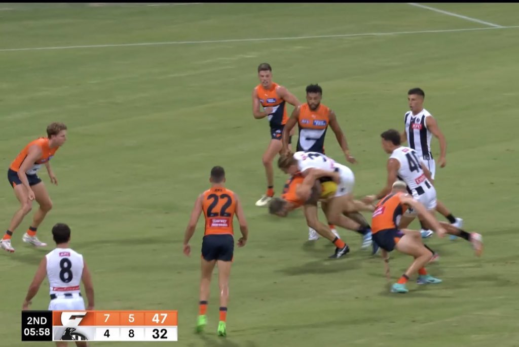 No definitely not, his arms weren’t pinned #AFL #9AFLSFS #GoPies