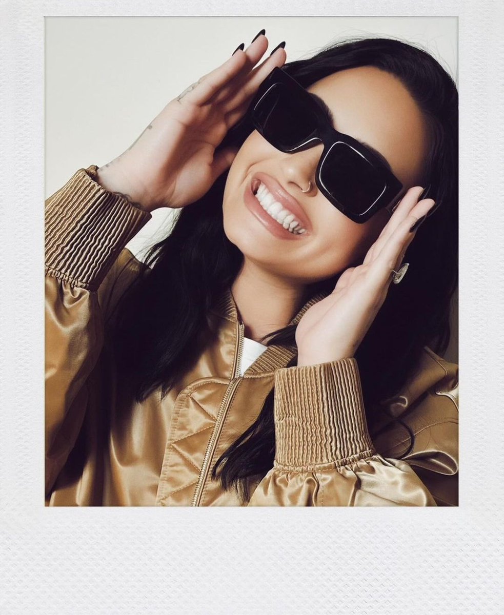 portallovato's tweet image. “Minha relação com as redes sociais evoluiu ao longo dos anos, desde olhar para a internet em busca de validação até não olhar nem os comentários da internet. Se acontecer de eu ver algo negativo, isso não me afeta como antes. E não sei se isso é só com a idade ou há quantos anos…