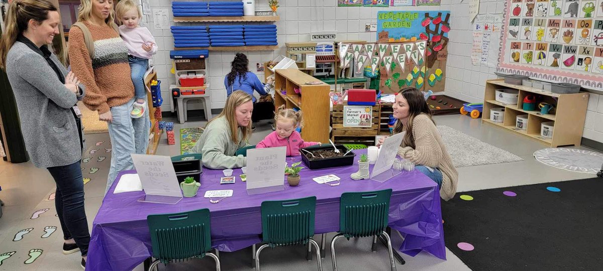 MPreschoolers's tweet photo. A fun night at the curriculum showcase!! 🌷🌱 #littlezeps #gozeps #gardening #plants #stem #preschool https://t.co/Y19BRa0OiP