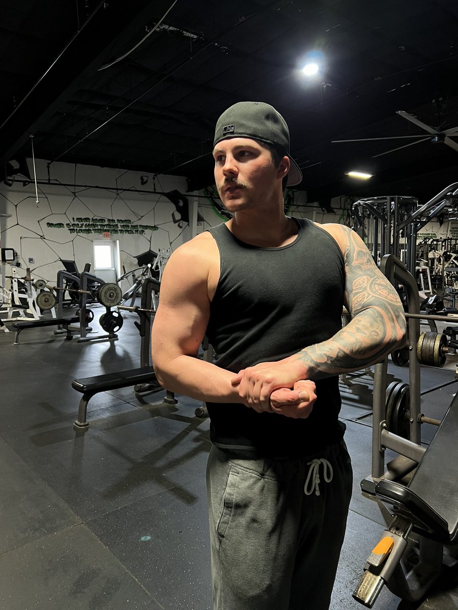 ColtonJohnsonn's tweet image. If you can pick it up, it’s light weight baby