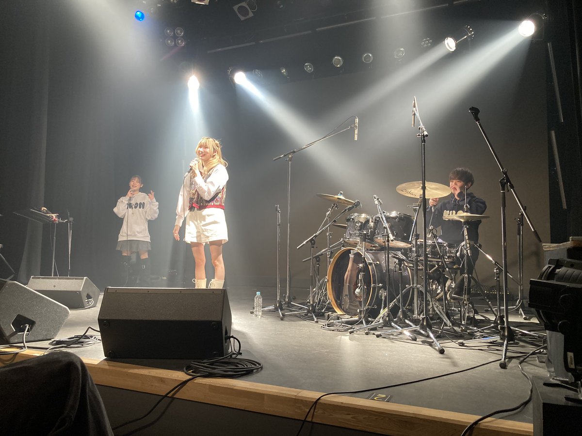 ast_hokkaido's tweet photo. 定期ライブ #COLORLESS 初参戦🎙️
専門学校の会場、#音癒さん、屋内での #Resonance ライブ、全て初もの尽くし
そして今回は特に、れいとくんの生ドラムも初（電子じゃない）で、あの躍動感はおっさんでもほれぼれするくらい😆
えるちゃんも激しい曲でいつマルヤマの時のように弓が折れるか… https://t.co/HEeQ9fRHQB
