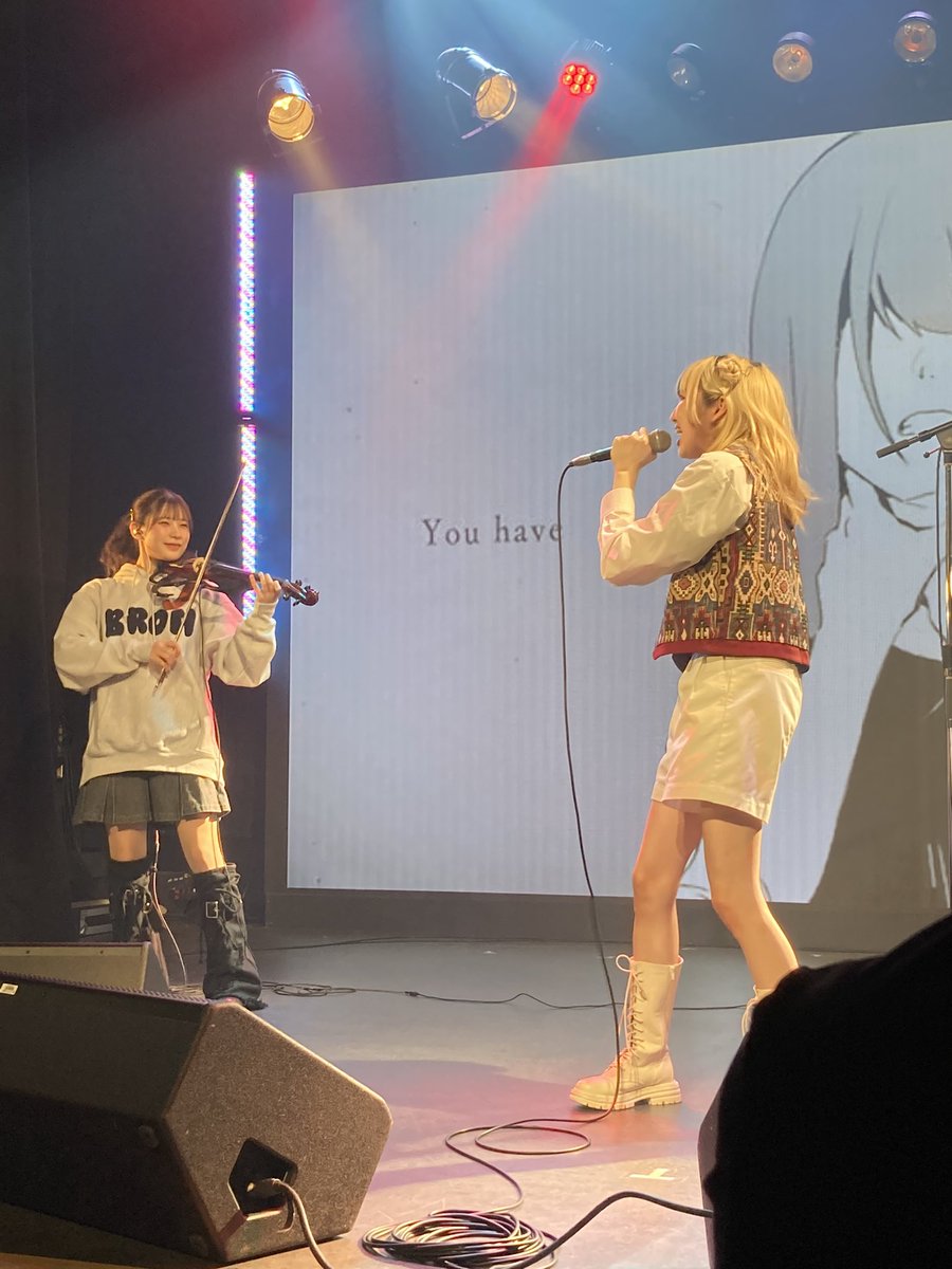 定期ライブ #COLORLESS 初参戦🎙️
専門学校の会場、#音癒さん、屋内での #Resonance ライブ、全て初もの尽くし
そして今回は特に、れいとくんの生ドラムも初（電子じゃない）で、あの躍動感はおっさんでもほれぼれするくらい😆
えるちゃんも激しい曲でいつマルヤマの時のように弓が折れるか…