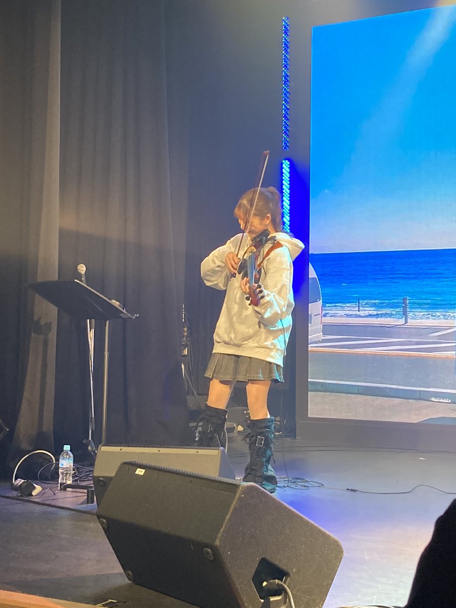 ast_hokkaido's tweet photo. 定期ライブ #COLORLESS 初参戦🎙️
専門学校の会場、#音癒さん、屋内での #Resonance ライブ、全て初もの尽くし
そして今回は特に、れいとくんの生ドラムも初（電子じゃない）で、あの躍動感はおっさんでもほれぼれするくらい😆
えるちゃんも激しい曲でいつマルヤマの時のように弓が折れるか… https://t.co/HEeQ9fRHQB