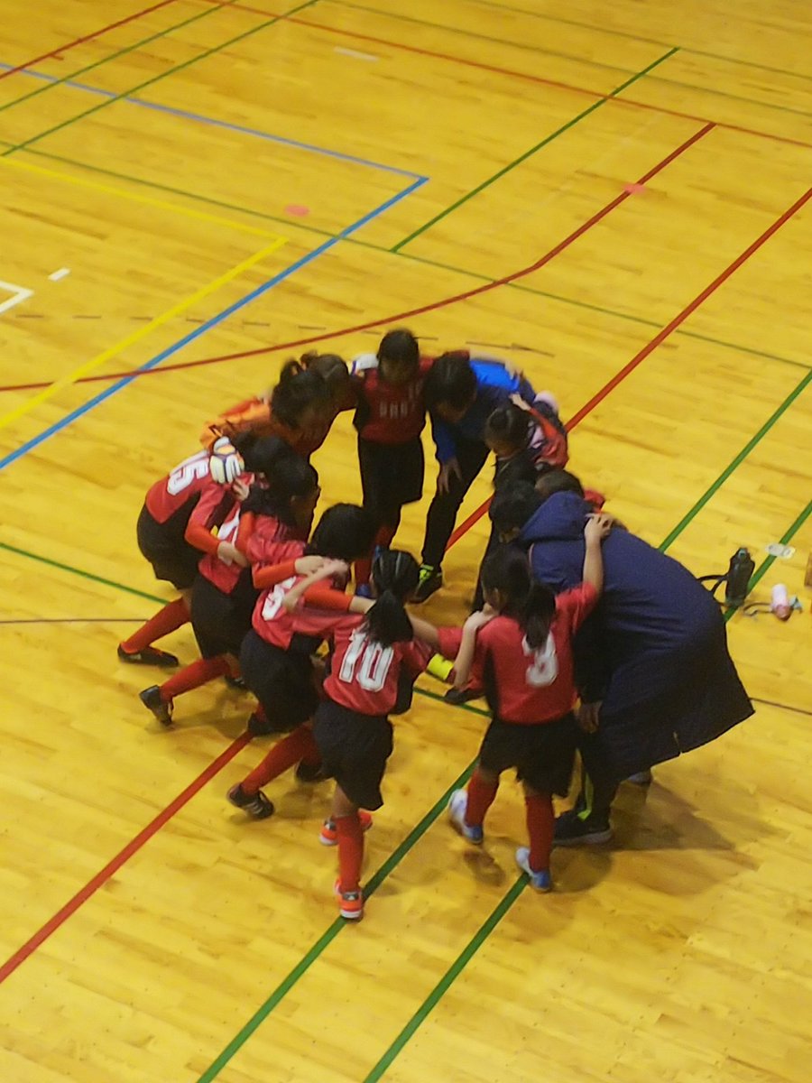 ohbasoccer8's tweet photo. 2024/03/09フットサル市民大会
Uー10、Uー12にエントリー。
元気に走り回りました。
6年生最後の試合。みんなが1つになって最後は監督、コーチ、団員で円陣を組み、勝利を勝ち取りました🎉
応援にも熱が入りました。
 #藤沢市小学生少女サッカー
 #FC大庭レディース
 #団員募集中
 #体験待ってます https://t.co/8yg9e0tqf0