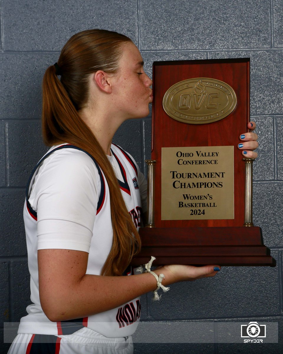Postgame 📸 shoot with the 𝗖-𝗛-𝗔-𝗠-𝗣-𝗦❗️

📷<a href="/spydieshooter/">Spyder Mann ₂₁</a>

#OVCit | #OVCTourney | <a href="/usiwbb/">USI Women’s Basketball</a>