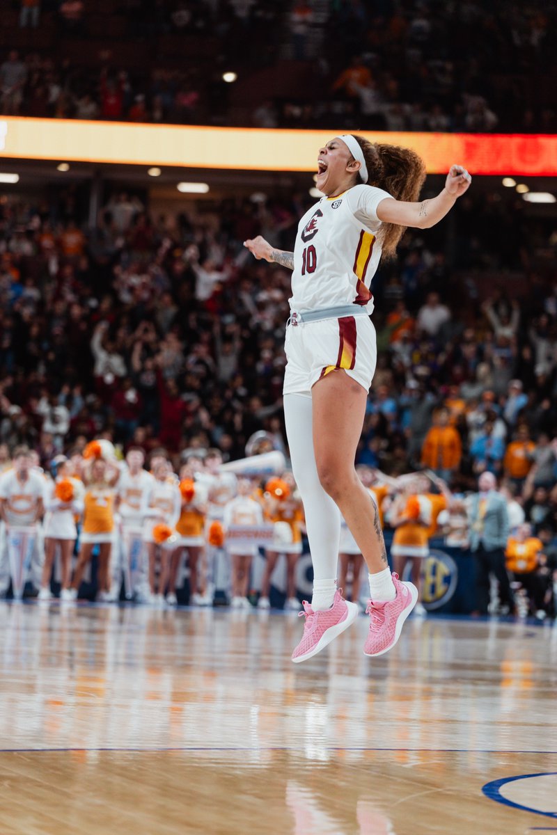 GamecockWBB's tweet photo. What. A. 𝕄𝕆𝕄𝔼ℕ𝕋!! https://t.co/YLS7JijQe3