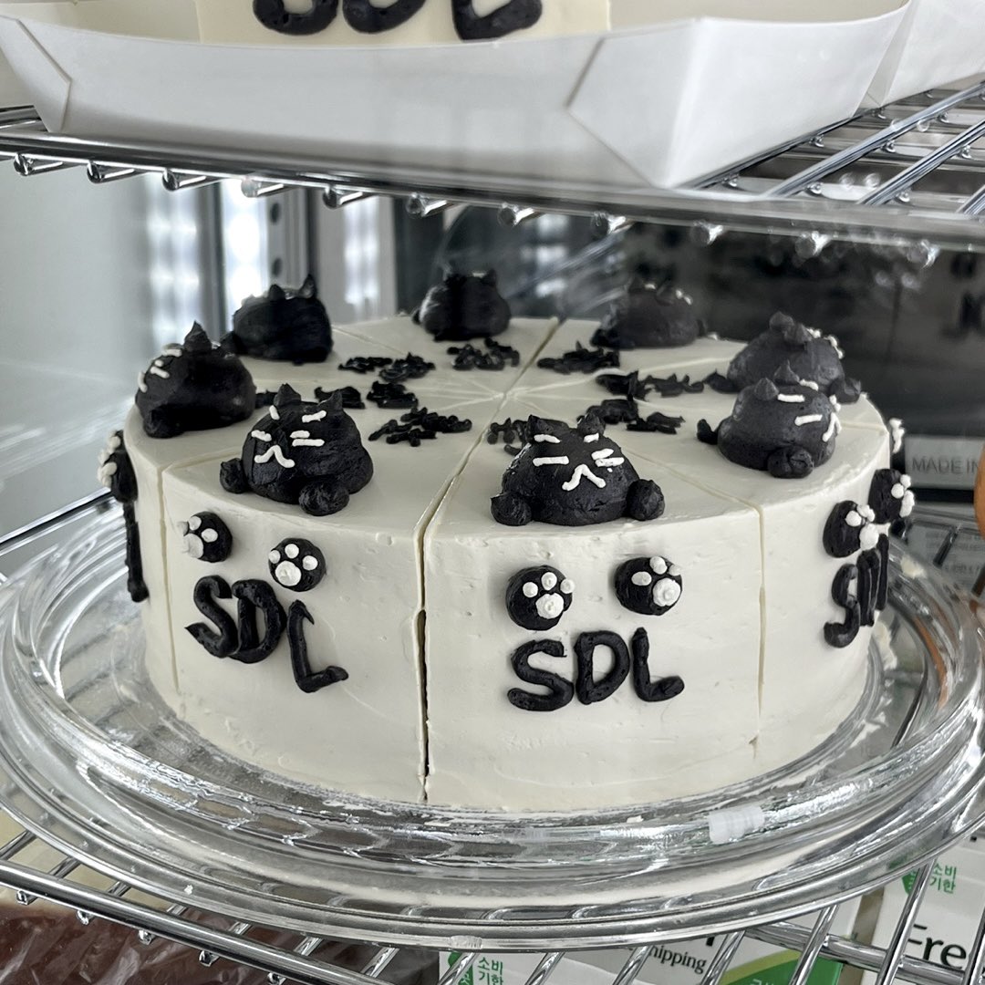SDL240309's tweet photo. 많은 분들이 케이크를 좋아해주셔서 오늘도 케이크 열심히 생산하였습니다 🐈‍⬛🍰🌀 https://t.co/a149NCK773