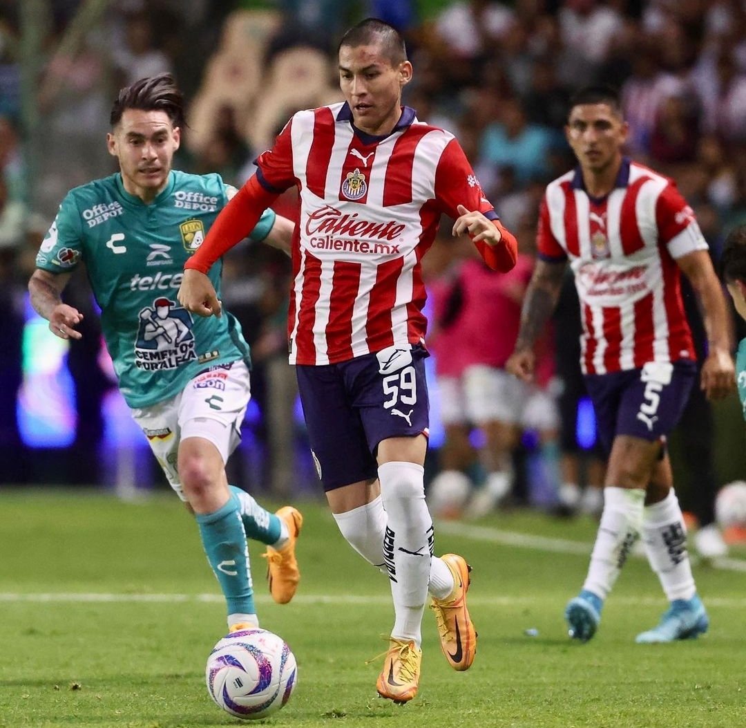 Gera_Chavezm's tweet photo. @Chivas @EstadioAKRON J. Brígido es mejor que ese tal Cowell, mucho sombrero vaquero, mucho marketing y no pasa nada con él dentro del campo. https://t.co/MM9CqrSAdm
